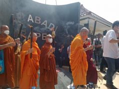 Pengambilan Api Waisak di Kompleks Api Abadi Mrapen Dihadiri Ratusan Umat Buddha