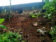 Tebing Longsor Ancam Rumah Warga