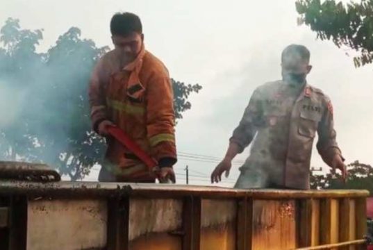 Truk Terbakar di Jalan Kapolsek Sigap Bantu Memadamkannya
