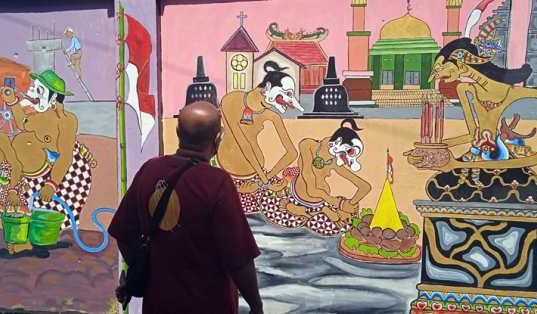 Warga Dusun Karang Watu Muntilan,Lukis Mural Wayang Bertema Nilai-Nilai Pancasila Lukisan Mural Wayang