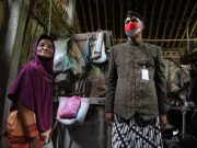 Mbah Saminem dan Sarijah Senang Rumahnya Diperbaiki