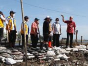 Ganjar Awasi Pembenahan Tanggul Laut yang Jebol