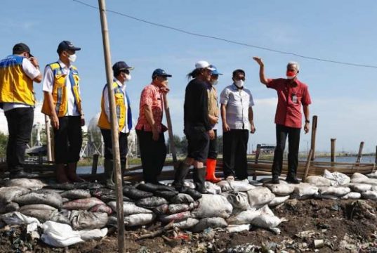 Ganjar Awasi Pembenahan Tanggul Laut yang Jebol