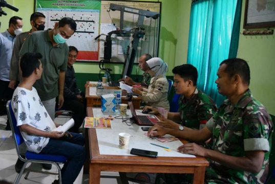 Pemkot Semarang dan Kodim 0733 Distribusikan BLT Minyak Goreng untuk PKL dan Warung