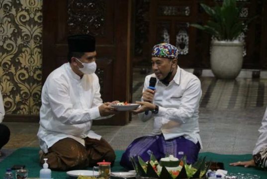 Pj. Bupati Tempati Rumah Dinas, Mengapa Tumpeng Dipotong Tiga?
