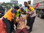 Protes Rekayasa Lalu Lintas, Emak-Emak Ngamuk Banting Helm Lalu Pingsan