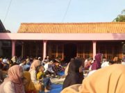 Banyak Warga Pulang Mudik, Jamaah Meluber Jalan Digelari Tikar untuk Shalat Id