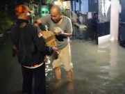 Pemuda Pancasila Tegal Bagikan Nasi Bungkus untuk Warga Terdampak Rob