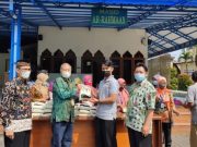 Rektor Unisri Serahkan Zakat 1.000 kg Beras dalam 400 Paket