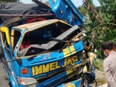 Dua Truk Tabrakan, Seorang Kernet Patah Tangan