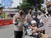 Terjaring Operasi Patuh, Anak Peroleh Helm dari Kapolres Kebumen