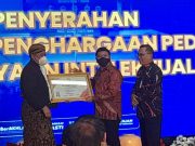 Koordinator MAKI Dapat Penghargaan Perlindungan Hukum bagi Klinik KI