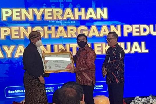 Koordinator MAKI Dapat Penghargaan Perlindungan Hukum bagi Klinik KI