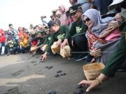 Bupati Kebumen Lepas Tukik dan Sebar Ikan di Hari Lingkungan Hidup