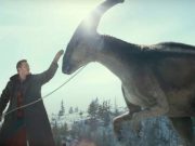 ‘Jurassic World Dominion’, Bagaimana Nasib Akhir Dinosaurus di Dunia Jurassic? Owen Grady (Chris Pratt) terlihat sedang mengelus Parasaurolophus dalam salah satu adegan di film "Jurassic World Dominion". Foto: Universal Studios.