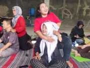 Kolaborasi PMI Kota Semarang dengan FKK Bringin Selenggarakan Donor Darah dan Pijat Gratis Warga mendapat pijat gratis oleh Komunitas Terapi Otot Saraf (TOS) dalam acara donor darah di Kelurahan Bringin, Ngaliyan, Semarang, Minggu (12/6/2022). Foto: PMI Semarang