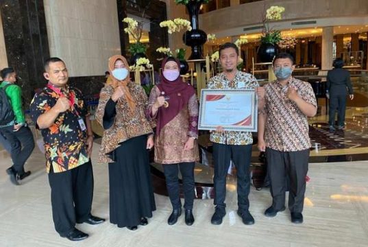 Pemkab Demak Terima Penghargaan Outstanding Achievement dari KemenPAN RB