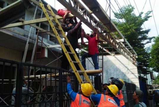 Diduga Keselamatan Kerja Kurang Layak, Pekerja Konstruksi Tersengat Listrik di Gayamsari Semarang