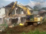 Petugas Eksekusi Bangunan di Lahan yang Ditempati Warga di Jalan Tirtomoyo Gamasan Bandungan
