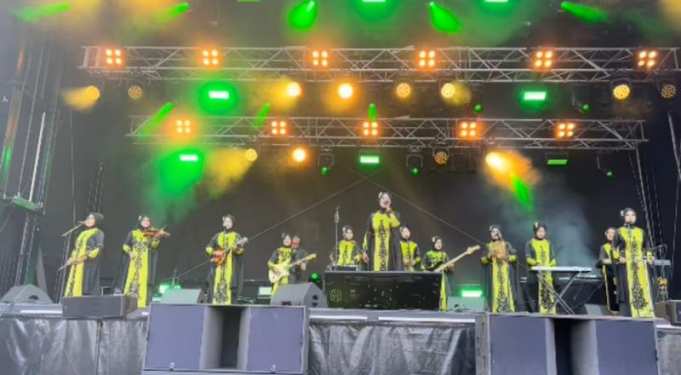 Grup kasidah Nasida Ria tampil di panggung musik di Jerman. Foto: @/nasidariasemarang.