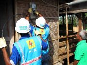 PLN Salurkan Bantuan Penyambungan Listrik Rp 18,6 Miliar untuk Terangi 18.377 Keluarga