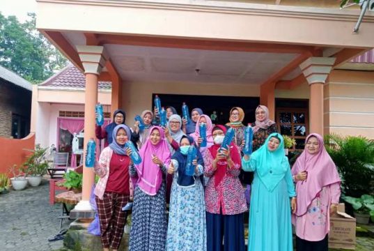 Tim PkM FE USM Beri Pelatihan Membuat Sabun Deterjen Jel