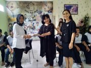 Ibu-ibu USM Kunjungi Wisma Kasih Bunda , Anne Avantie: Anak Akan Berhasil jika Berbakti kepada Orang Tua