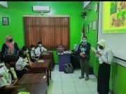 Tim PkM USM Beri Pengajaran Bahasa Inggris dengan Media Gambar Berseri
