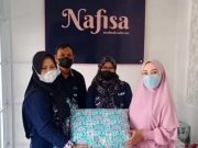 Tim PkM FE USM Bantu Usaha UMKM Salon Muslimah Nafisa