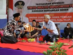 Ganjar Serahkan SK Koperasi Tirto Mulyo Bogowonto