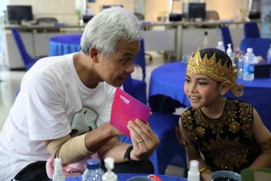 Menari Bareng Ganjar, Aru Dapat Hadiah Tablet