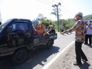 Cek Bantuan Jalan, Ganjar Diserbu Emak-emak