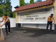 Personel Polres Batang Bersih-bersih TMP