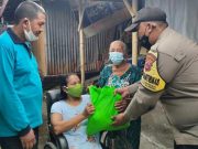 Bhabinkamtibmas Polsek Kliwon Beri Bantuan Sembako untuk Penyandang Disabilitas
