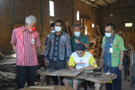 Perajin Relief di Desa Senenan Mulai Gunakan PLTS Atap