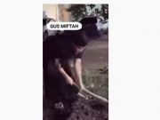 Gus Miftah Ayunkan Cangkul, Menggali Liang Lahat untuk Makam Mbah Dim