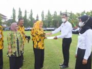 Bupati Pekalongan Menyerahkan SK PPPK untuk 1.104 Guru