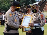 Kapolresta Surakarta Berikan Penghargaan Kepada Anggota Berprestasi