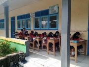 Tiga Ruang Kelas Rusak Berat, Puluhan Siswa Kerjakan Ujian Penilaian Akhir di Teras Sekolah