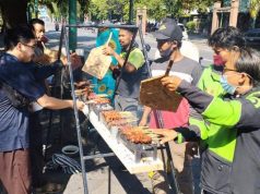 Loper Koran, Abang Becak, Ojol, Jukir dan Pemulung Pesta Sate di Ngarsopura Solo