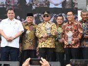 Bupati Terima Penghargaan Tokoh Penggerak Koperasi dari Dekopin