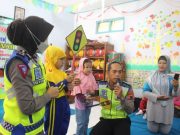 Polsanak Pahamkan Anak di Mirit Agar Kenakan Helm Saat Naik Motor