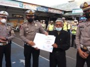 Suka Bantu Atur Lalu-lintas, Tukang Becak Peroleh Penghargaan Sat Lantas