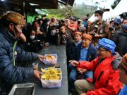 Sandiaga Bantu Pedagang Warung Kopi Tertua di Desa Sembungan Wonosobo