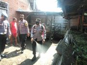 Petugas Gabungan Semprotkan Disinfektan ke Kandang Kambing dan Sapi di Kauman Blora
