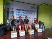 IZI dan YBM PT PLN UP3 Semarang Beri Bantuan Kaki Palsu dan Kursi Roda