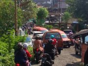 Kendaraan Menumpuk Macet Parah di Depan Asrama Polda Jateng Semarang