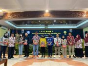 Juara Debat Hukum, Mutiara, Audrey dan Naufal Raih Piala Bergilir Prof Dr Muladi SH