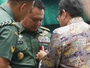Ketua SMSI Sematkan Pin Emas di Dada Kasad Jenderal TNI Dudung Abdurachman