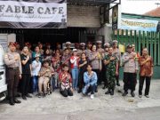 Polresta Surakarta Bersama Taruna Akpol Angkatan 56 Serahkan Bansos Pada Difabel Solo